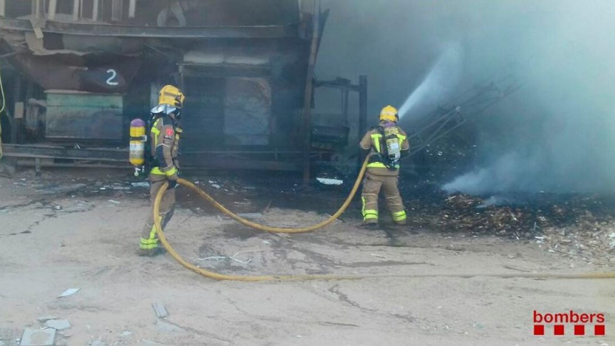 Un incendio en una planta de reciclaje de Tortosa moviliza diez dotaciones de los Bomberos