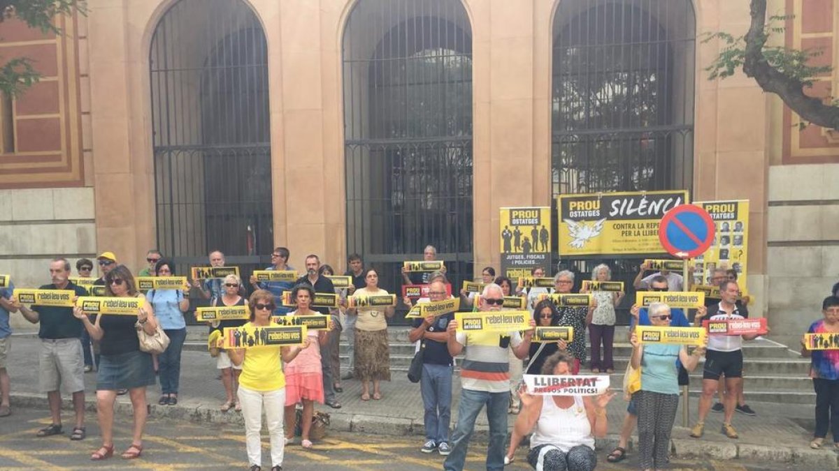 Juristes per la República participa en la protesta silenciosa ante los Juzgados de Tarragona