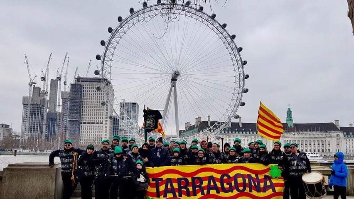 Els Sons de la Cossetània actuen a la desfilada de St. Patrick de Londres