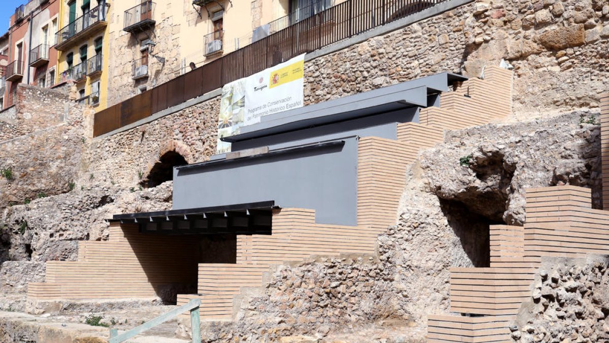 Les grades metàl·liques del Circ romà generen controvèrsia i crítiques