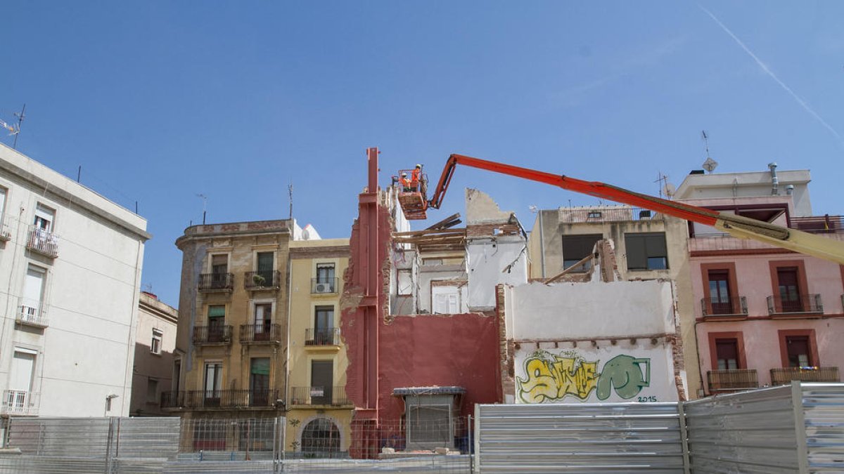 La demolición del último edificio en el Pallol acabará este mes de mayo