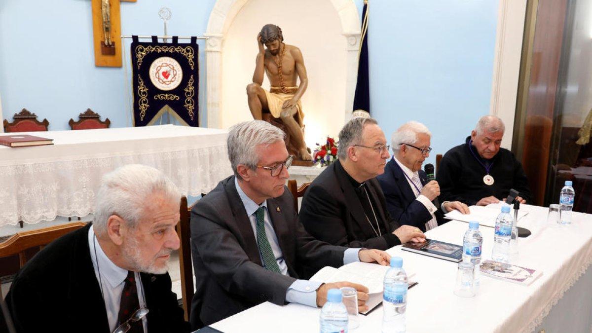 La Cofradia del Cristo del Buen Amor celebra 25 anys amb un llibre