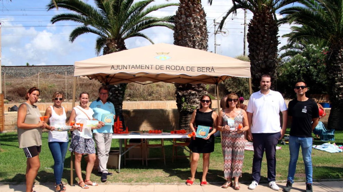 Roda de Berà distribueix mil cendrers de platja per evitar burilles a la sorra