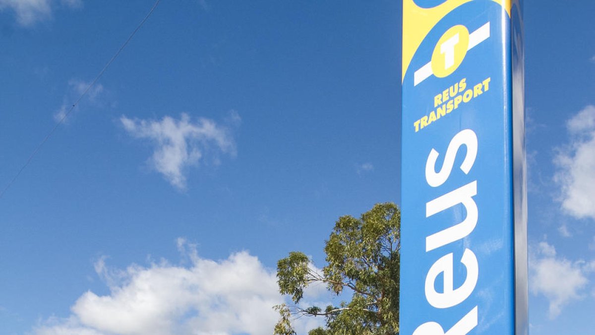 Gent gran i primera hora copen el bus a demanda a la urbanització Sant Joan