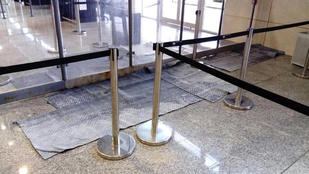 Las goteras inhabilitan dos puertas de embarque del aeropuerto de Reus
