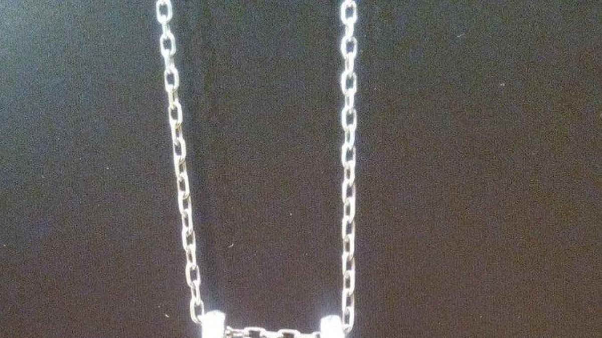 Buscan al propietario de un colgante encontrado en la Torre del Pretorio