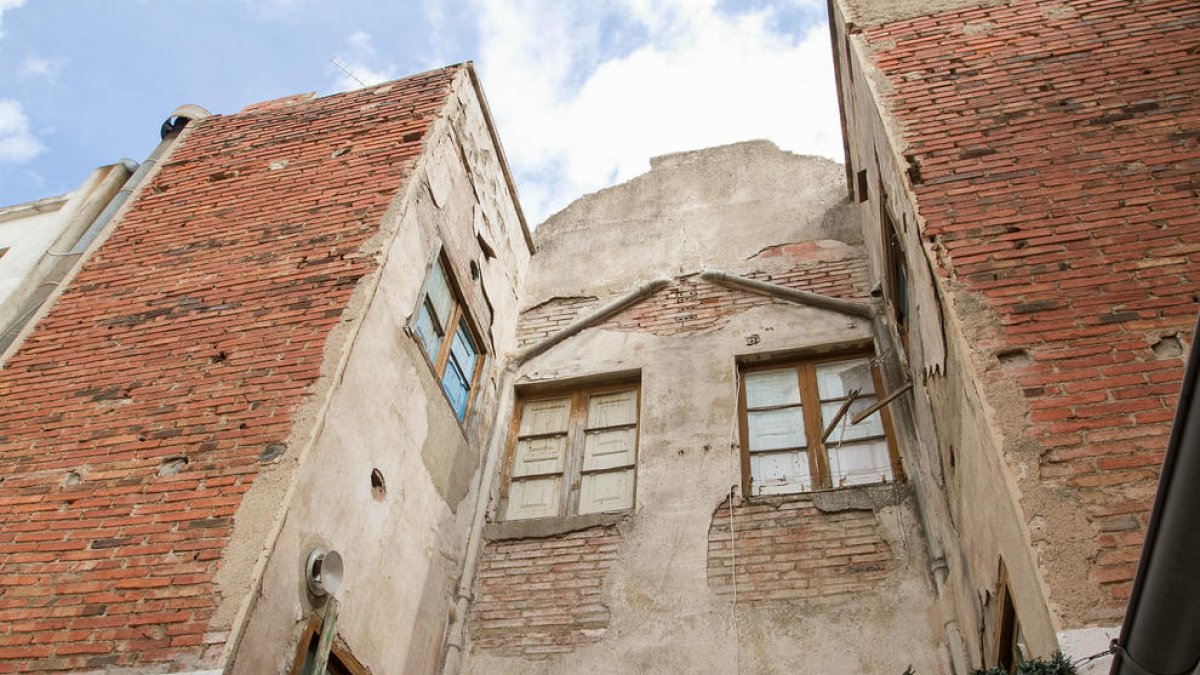 Quejas por|para la presencia de palomas en un edificio abandonado del centro de Reus