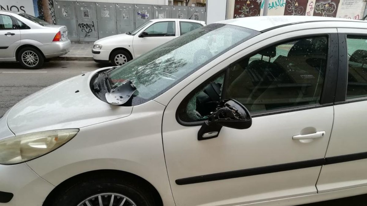 Aparecen casi una decena de coches con Cristales rotos en la Calle Manuel de Falla