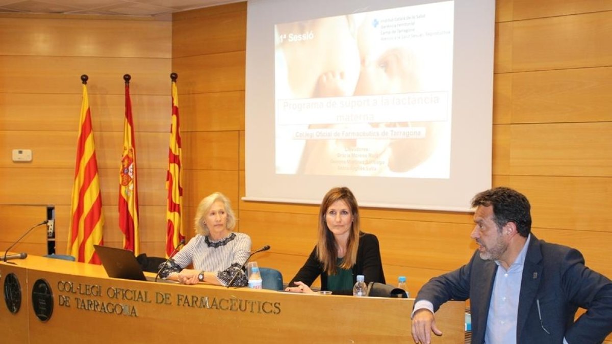 Llevadores de l'ICS formen a farmacèutics col·legiats a Tarragona en alletament matern