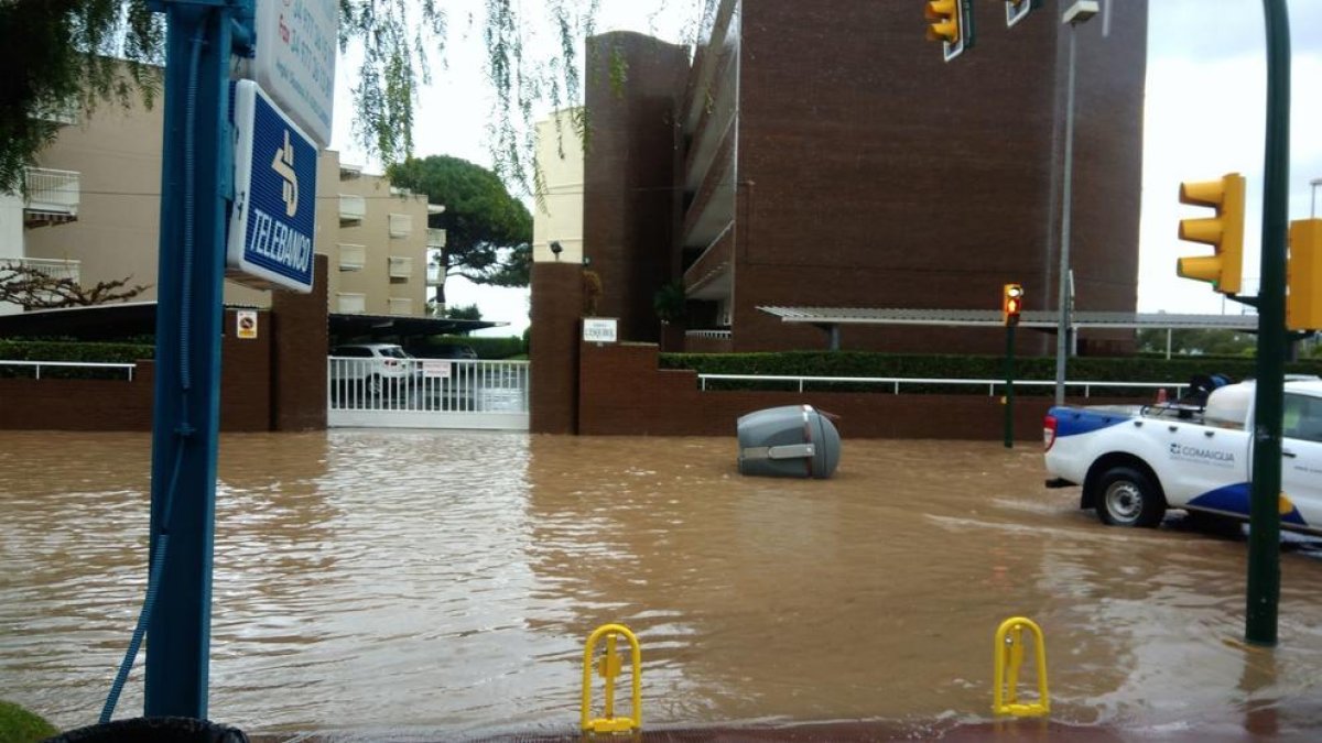 Tromba de agua en la Avenida Diputación de Cambrils.