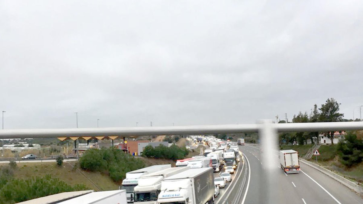 Set quilòmetres de cua l'AP-7 per un accident a la Pobla de Montornès