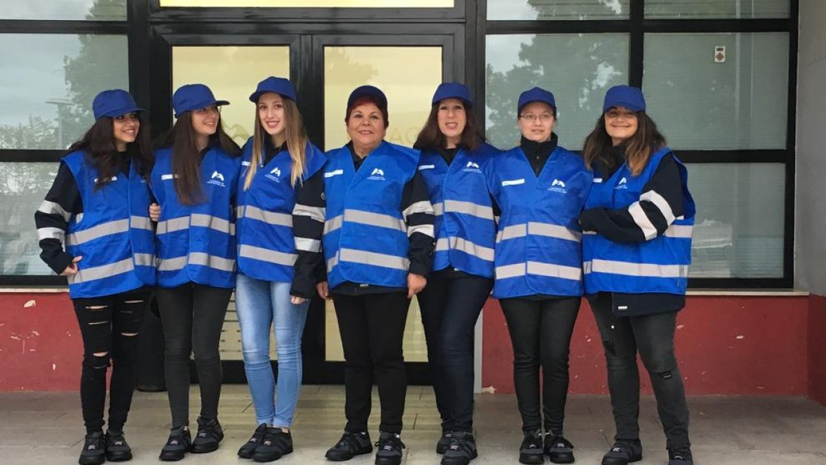 Siete agentes cívicas hacen tareas de sensibilización ambiental en el barrio la Florida de Miami Playa