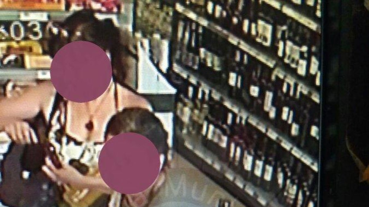 Roba 1.000 euros a Coma-ruga i l'enxampen fent la compra al super del costat