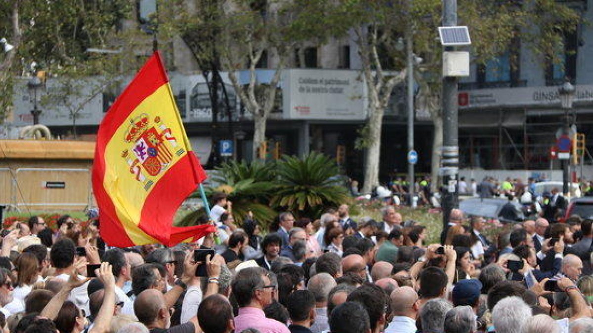 Picabaralla entre manifestants monàrquics i membres de CDR a la plaça Catalunya