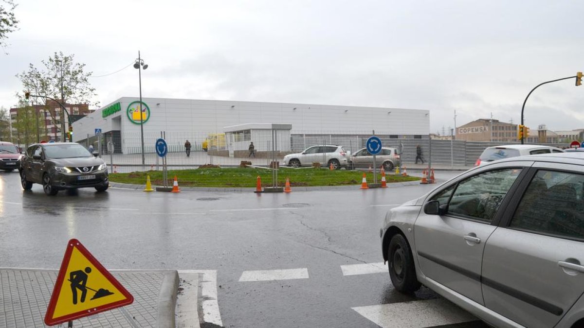 Reus invierte 12.000 euros en los trabajos de ajardinamiento de la rotonda de Mas Mainer