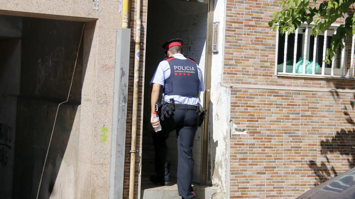 Atraganta a su pareja hasta matarla y después se entrega a la policía