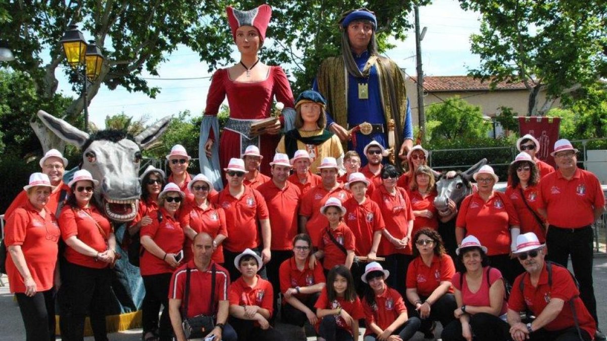 Los Amics dels Gegants participan en un encuentro de bestiario en la ciudad francesa de Montblanc