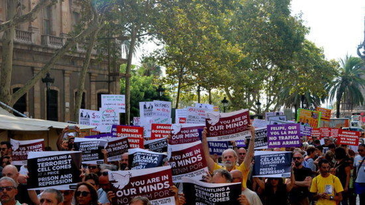 La marcha de los CDR recurre en silencio el tramo bajo de la Rambla en recuerdo a las víctimas del 17-A