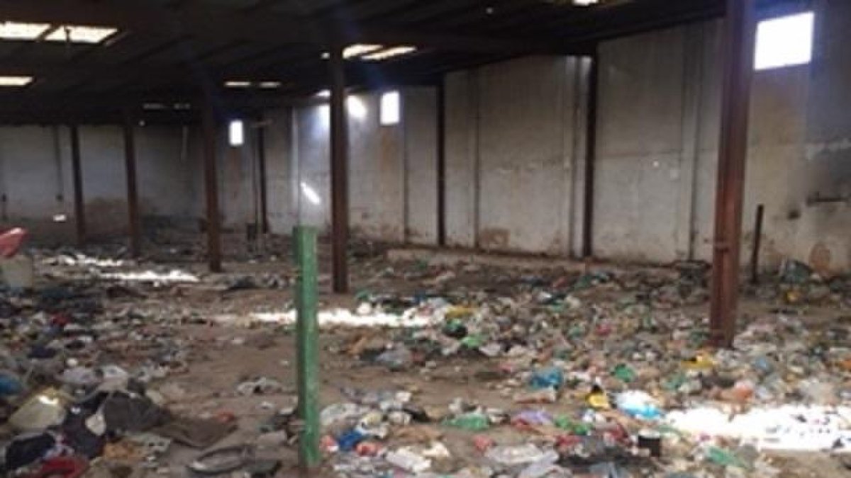 Una nave en ruinas acumula basura al lado de viviendas en Bonavista