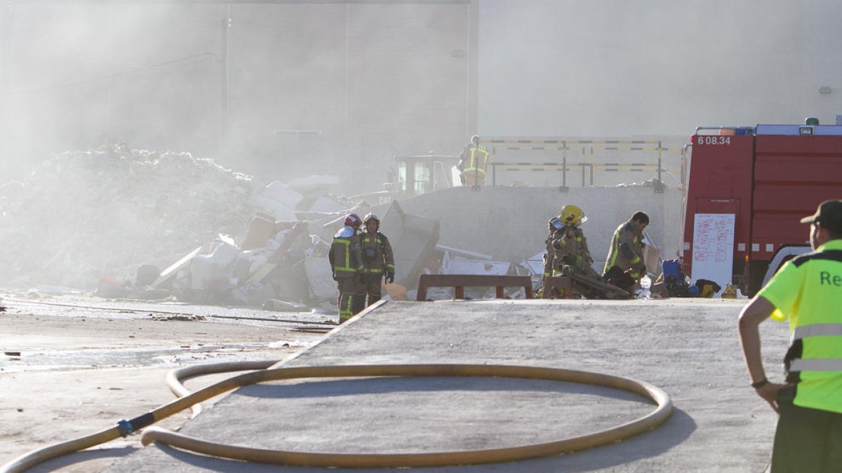 Quema una cinta transportadora y una pila de maderas en el polígono Agroreus