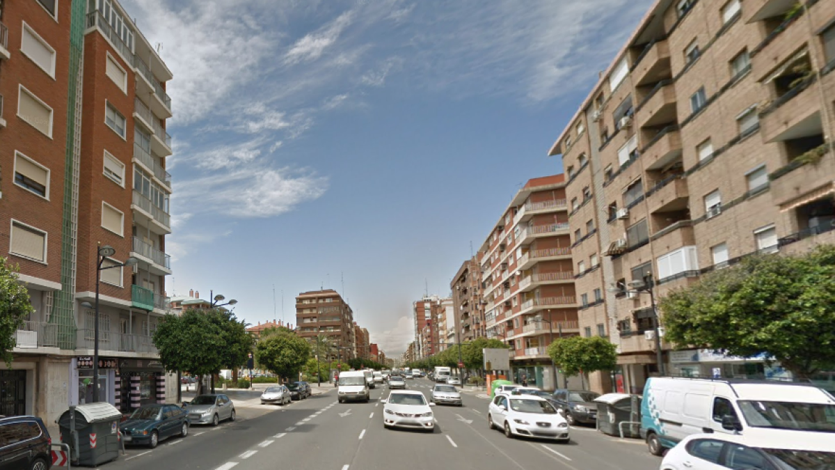 Choca con una mujer y la ataca con un bate de béisbol en Valencia
