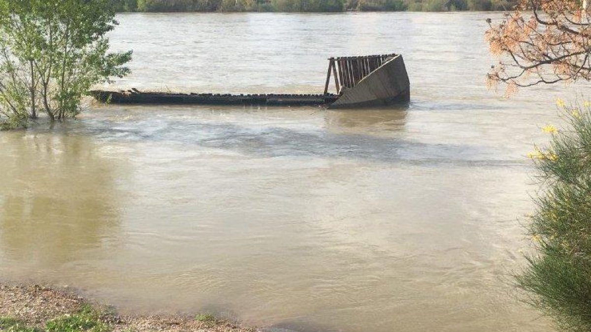 El caudal del Ebro destroza dos pantalanes de laúdes