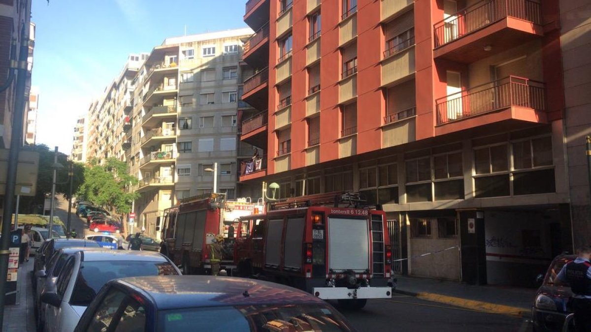 El incendio de una sartén moviliza cuatro dotaciones de Bombers en la calle Eivissa