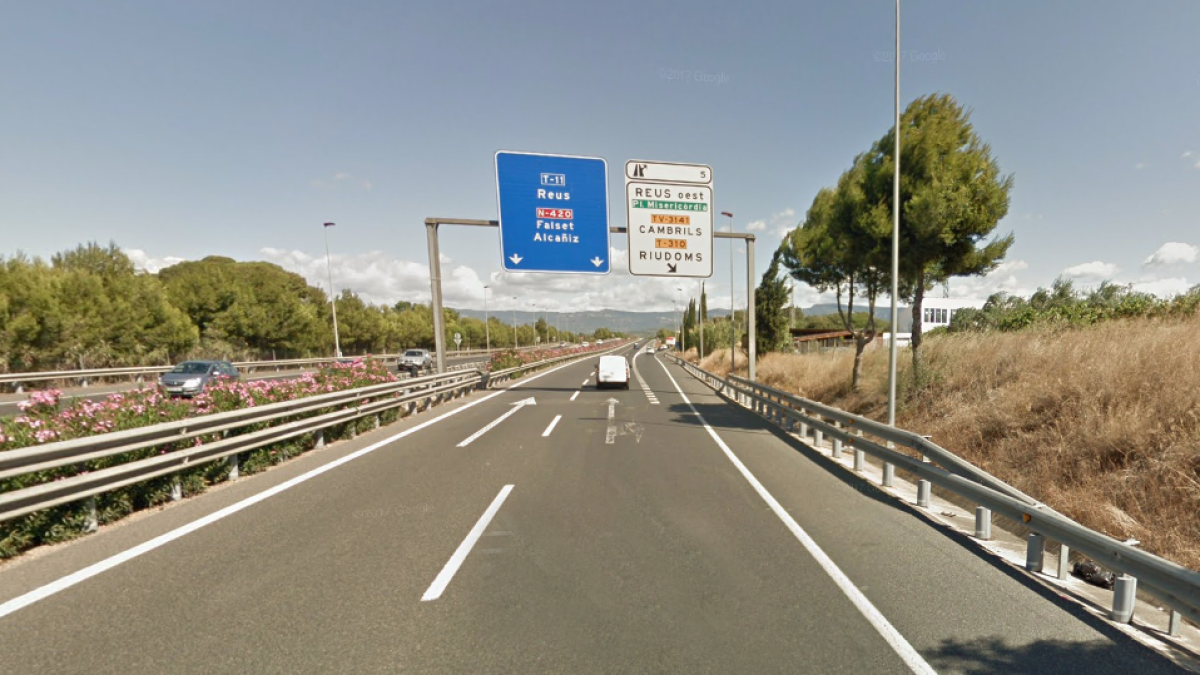 Dos heridos leves en un choque entre tres vehículos en la T-11 en Reus