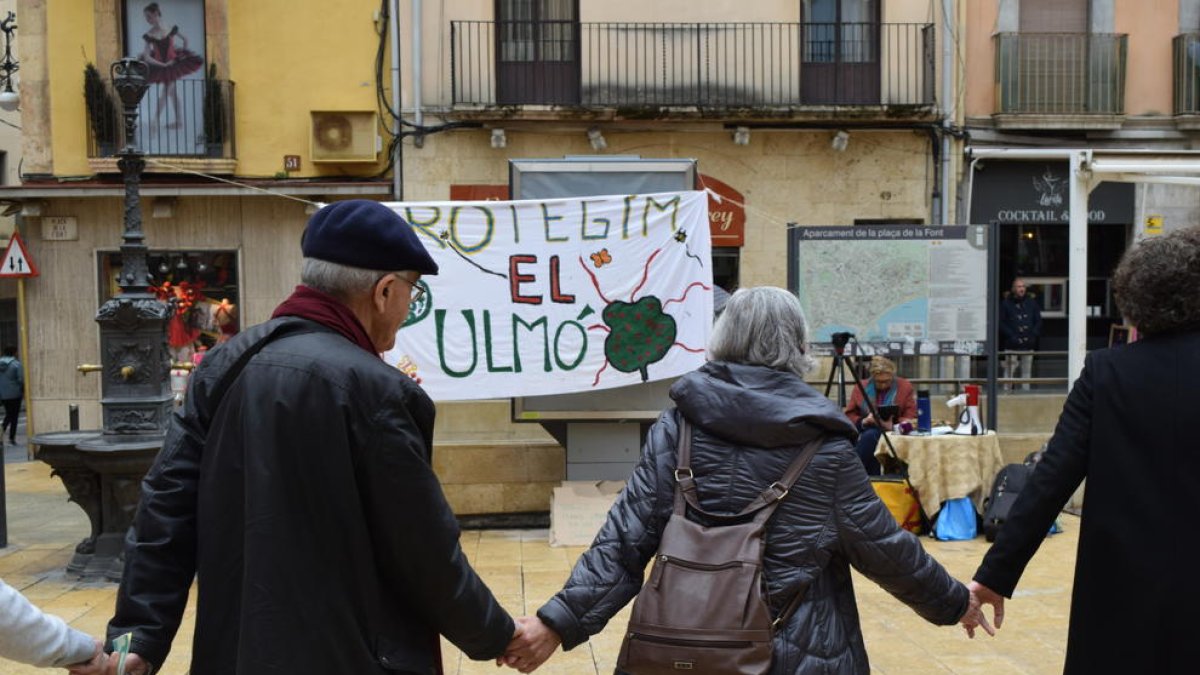 Una cadena humana per aturar el projecte urbanístic de la Budallera