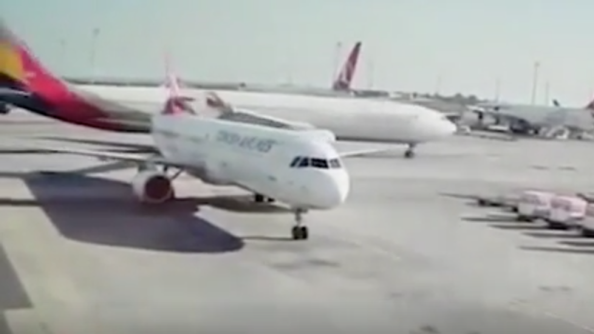 Un avió comercial col·lideix contra un altre avió aparcat a l'aeroport