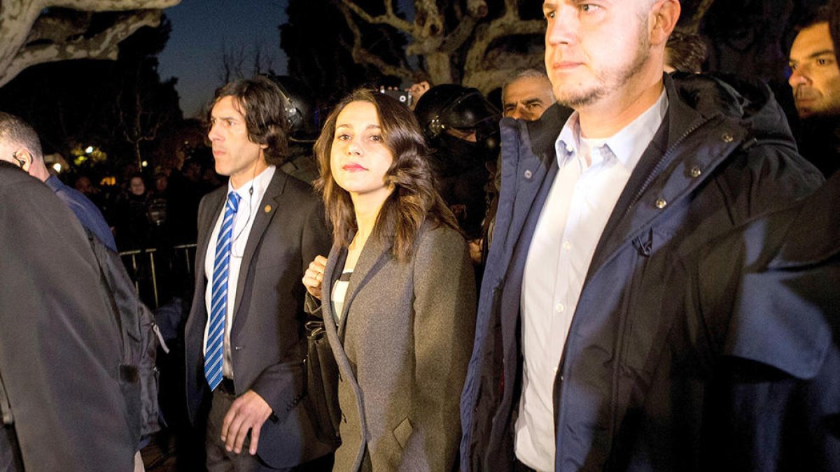 Arrimadas: «Una vez más hemos habido de salido escoltados del Parlament»