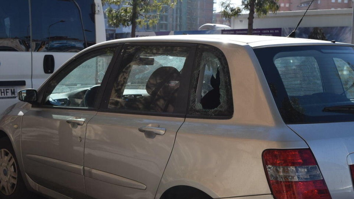 Tornen a trencar una dotzena de vidres de cotxes