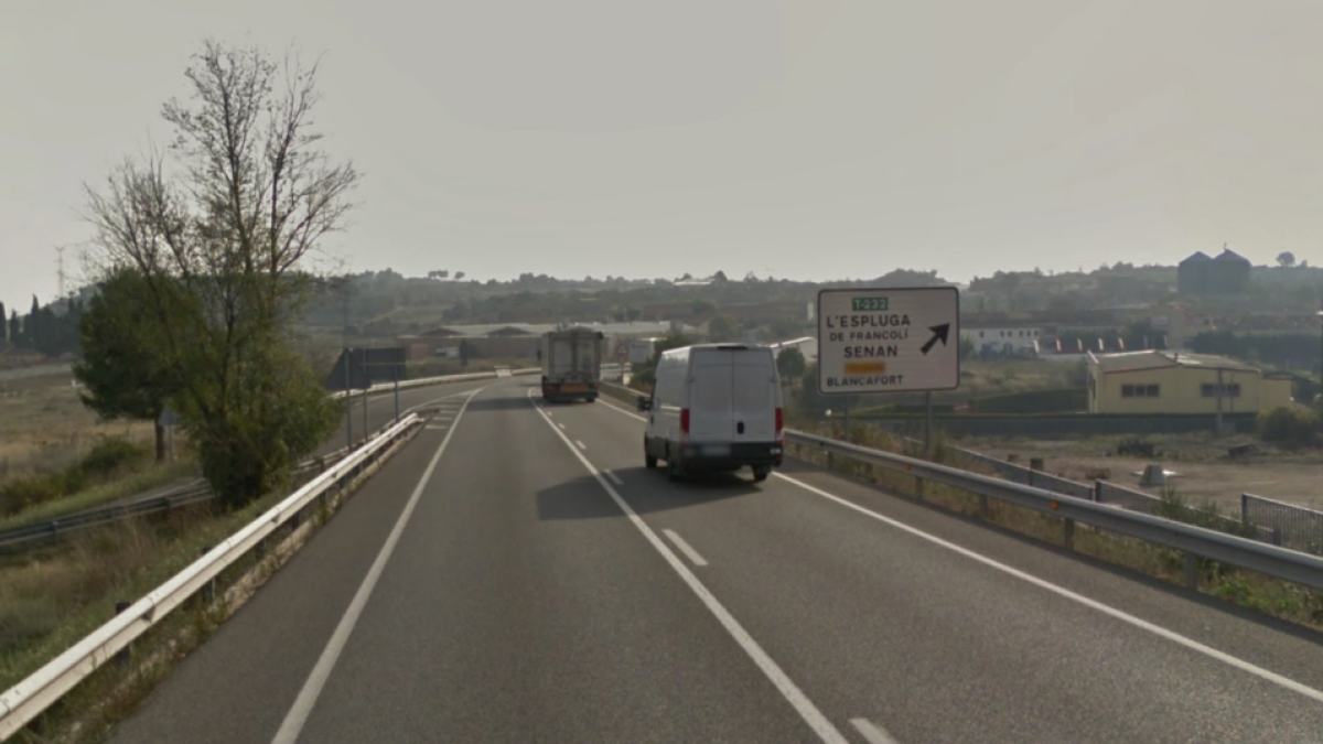 Un carril tallat i retencions a la N-240 a l'Espluga de Francolí per un camió accidentat