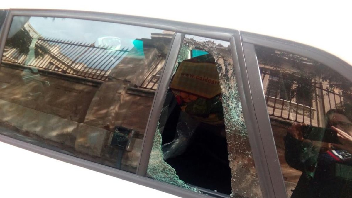 Siete coches en la calle Manuel de Falla continúan con los cristales roturas