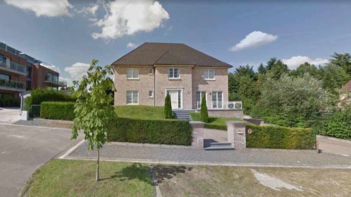 Dos individuos vestidos como guardias civiles entran en la residencia de Puigdemont en Waterloo