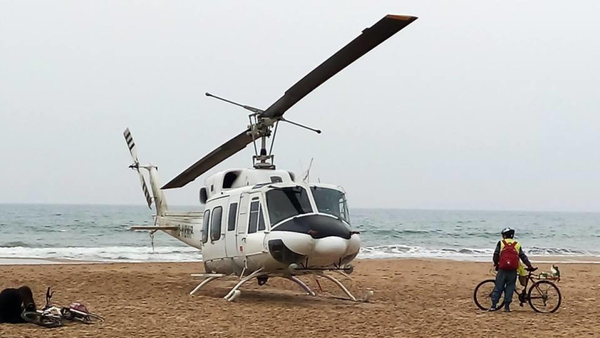Un helicóptero se ve obligado a aterrizar en la playa del Regueral de Cambrils