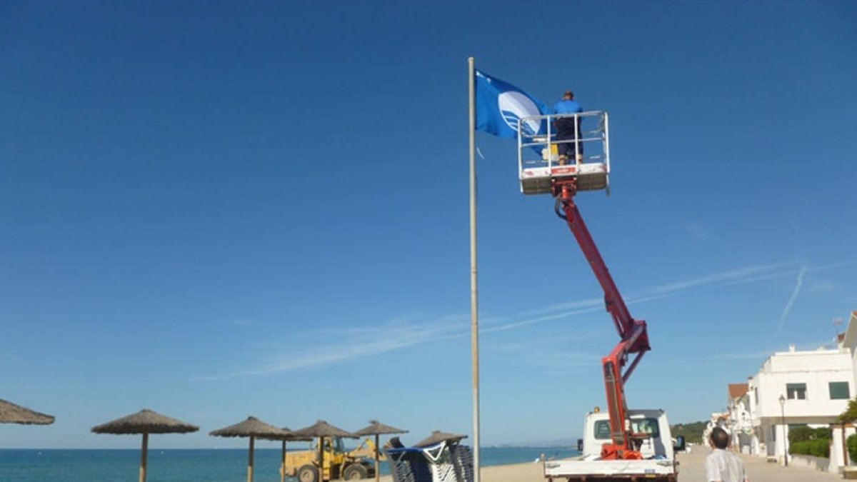 La Bandera Blava ja oneja a la platja d'Altafulla
