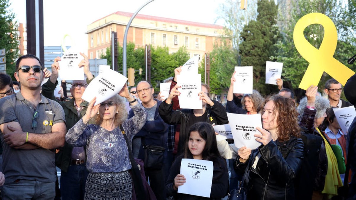 Unes 200 persones es concentren a favor de Torra