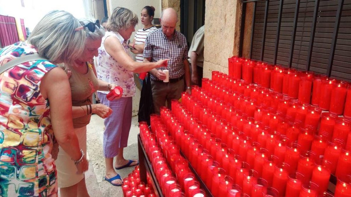 Los tarraconenses llenan la iglesia del Portal del Carro para la ofrenda floral