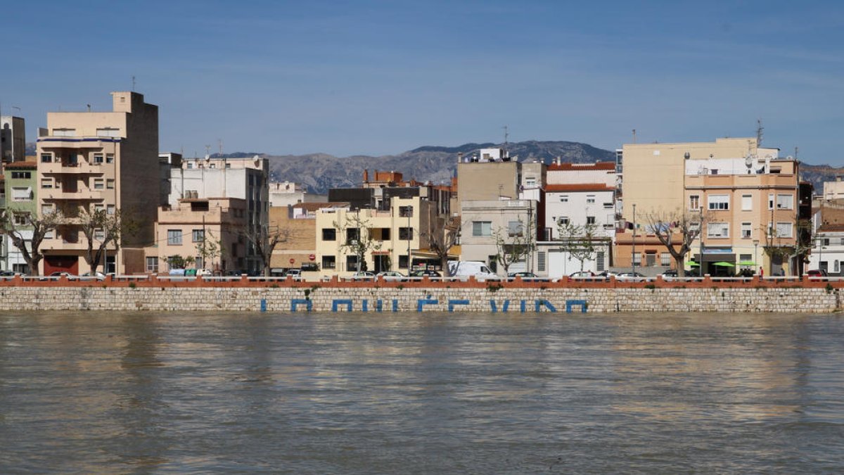 Pendents de la crescuda del riu Ebre a Catalunya després que ja hagi afectat l'Aragó