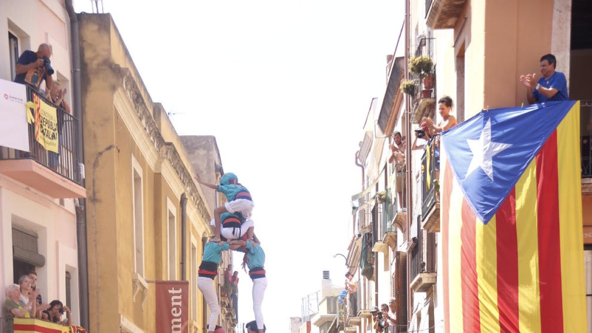 Aparatosa caída del pilar de los castellers de Sant Pere y Sant Pau