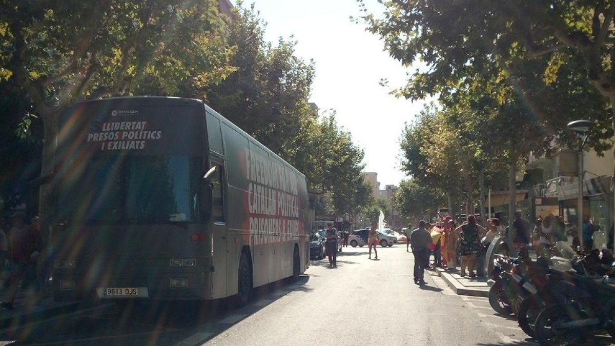Momentos tensión en Salou con la llegada de un autocar de Òmnium
