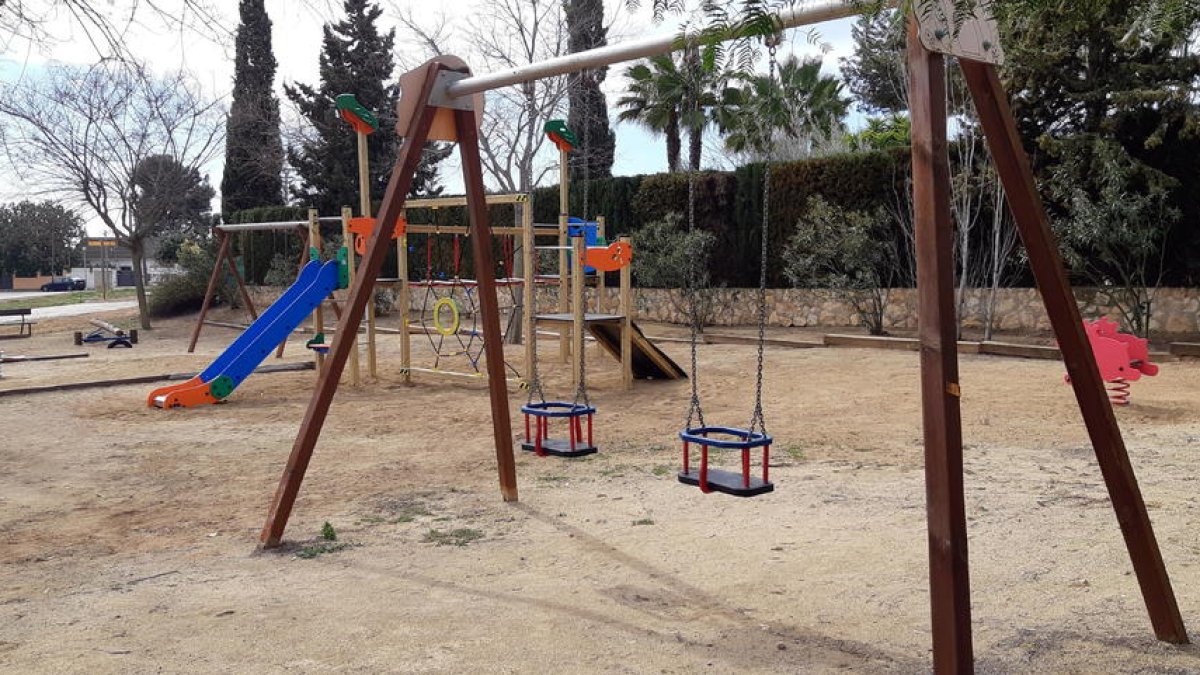 Altafulla instala nuevos elementos de juego en el parque infantil de Brisas del Mar