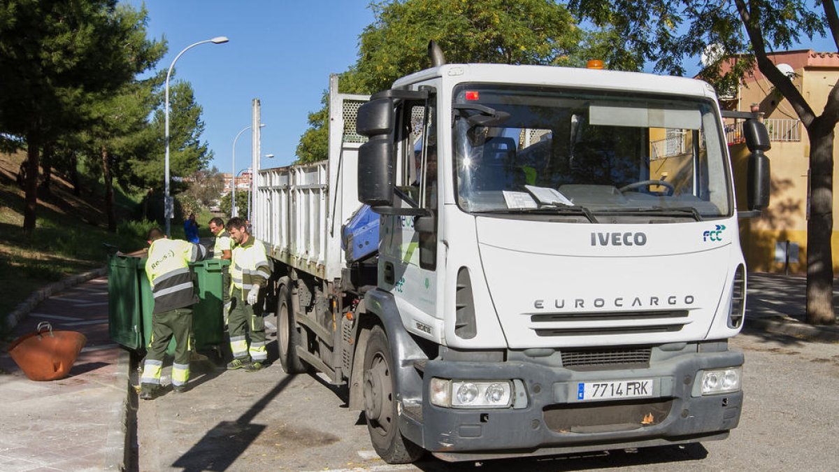 L'Ajuntament adjudica la redacció del polèmic contracte de la brossa