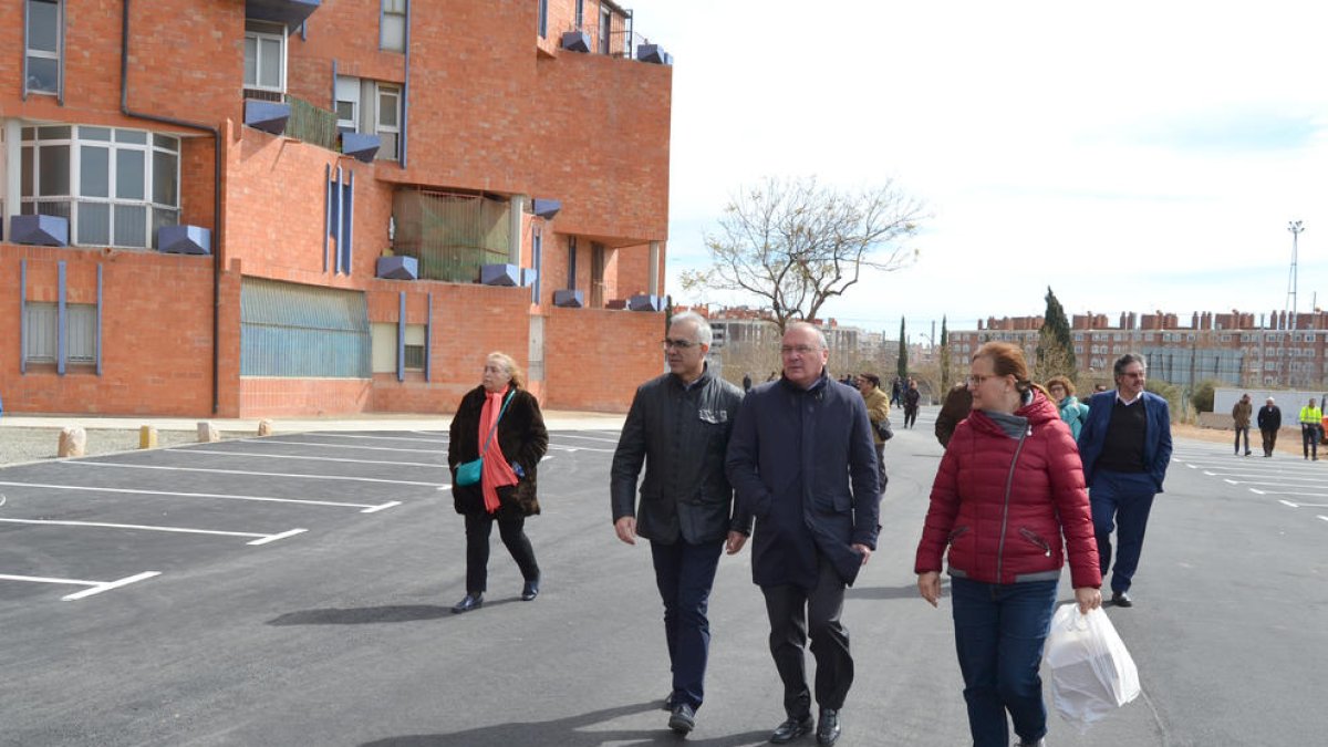 El barri Gaudí estrena aparcament i zona d'esbarjo per a gossos