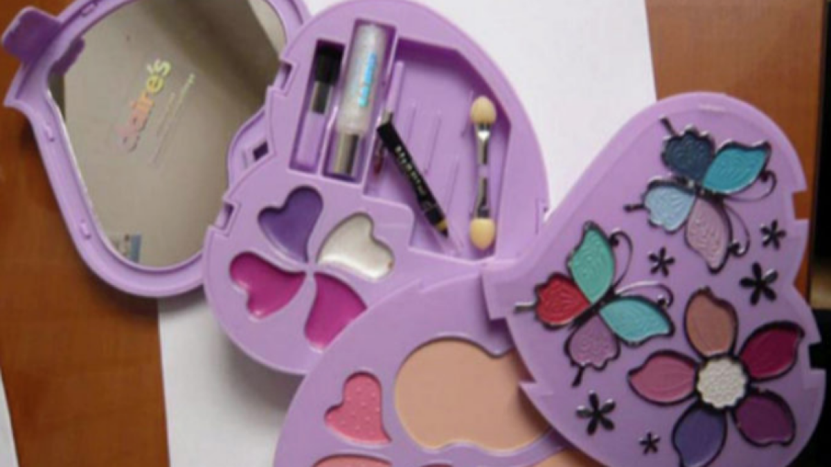 L'OCU alerta que un siete de maquillaje de Claire's contiene restos de amianto