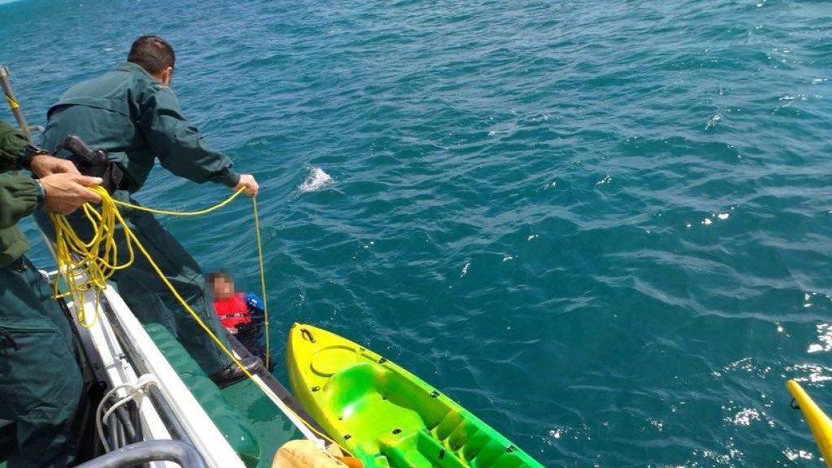 La Guàrdia Civl rescata tres persones de dues embarcacions que es trobaven a la deriva a Altafulla