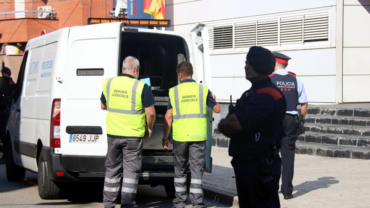 Los Mossos tratan el ataque a la comisaría de Cornellà como un atentado terrorista