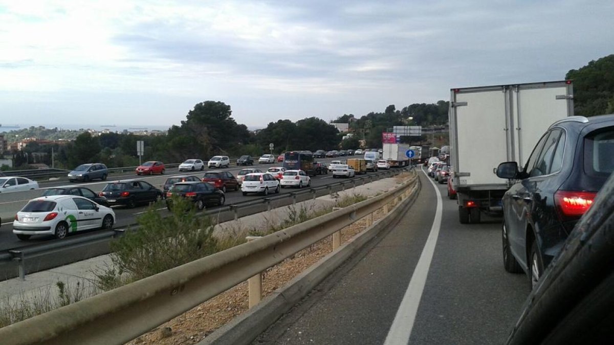 Retencions a l'A-7 a Tarragona per un camió avariat