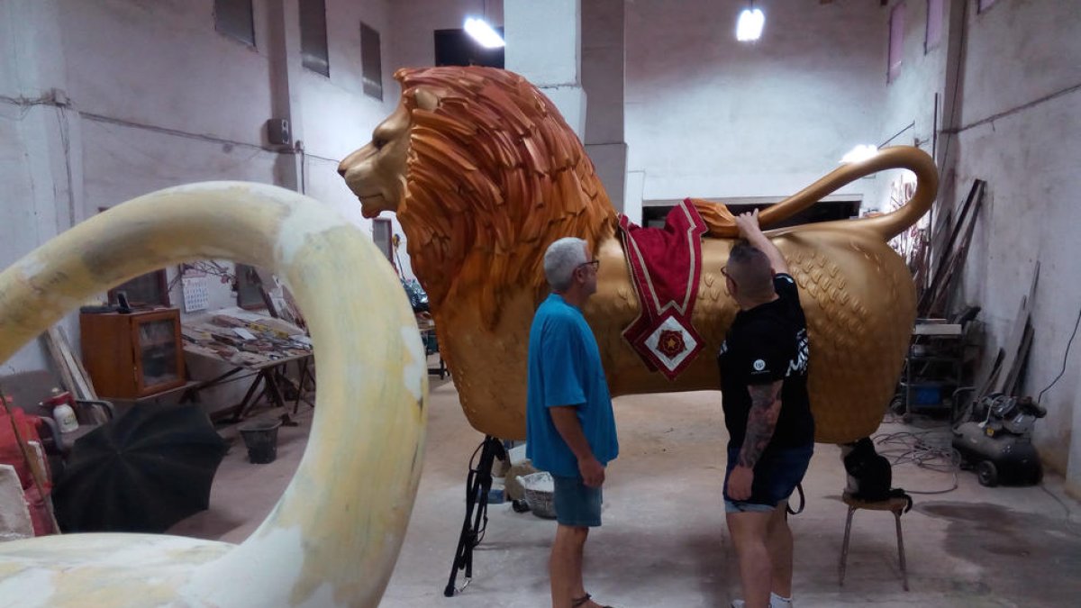 El Lleó petit, muy cerca de salir del taller de Manel Llauradó